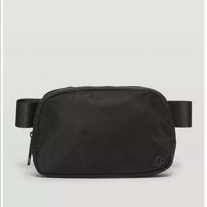 Everywhere belt bag in black